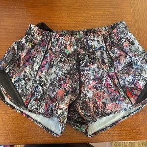 Lululemon low rise hotty hot shorts 2.5”
